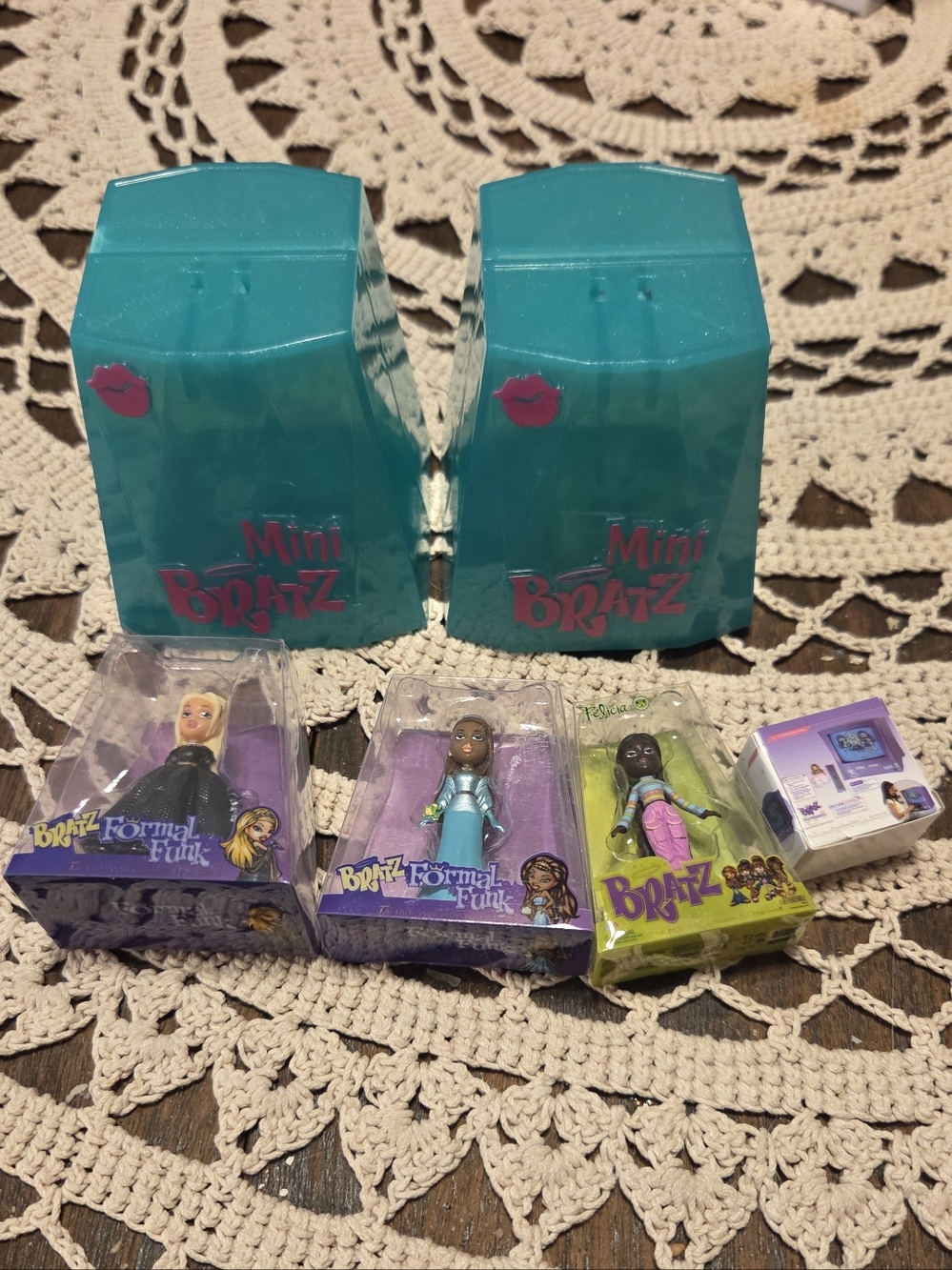 ♡ lot of 5 bratz mini series dolls & mini tv ♡